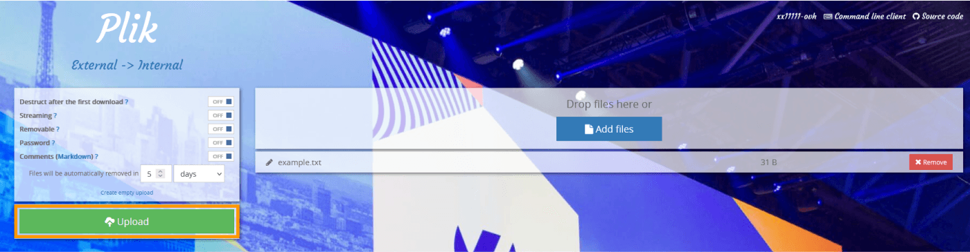 Pagina di trasferimento di Plik con un file aggiunto e il pulsante Upload